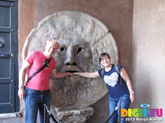 SX31226 Marijn and Jenni at Bocca della Verita (Mouth of Truth)